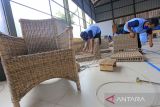 Warga binaan menyelesaikan pembuatan kursi rotan di Lapas Kelas 2B Indramayu, Jawa Barat, Kamis (24/2/2022). Kerajinan mebel yang dibuat warga binaan tersebut telah diekspor ke Amerika dan Eropa. ANTARA FOTO/Dedhez Anggara/agr