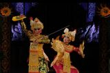 Seniman menampilkan Tari Legong Keraton Lasem dalam Parade Kesenian Palegongan Revitalisasi dan Pengembangan Tradisi di Gedung Dharma Negara Alaya, Denpasar, Bali, Kamis (24/2/2022). Kegiatan yang digelar pada 24-25 Februari 2022 tersebut untuk melestarikan kesenian Bali khususnya Tari Legong yang ditetapkan sebagai warisan budaya tak benda dunia oleh UNESCO sekaligus rangkaian perayaan HUT ke-234 Kota Denpasar. ANTARA FOTO/Nyoman Hendra Wibowo/nym.