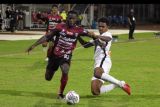 Pesepak bola Bali United Privat Mbarga (kiri) berebut bola dengan pesepak bola Persipura Jayapura David Rumakiek (kanan) pada pertandingan Liga 1 di Stadion I Gusti Ngurah Rai, Denpasar, Bali, Kamis (24/2/2022). Bali United menang dengan skor 4-1. ANTARA FOTO/Nyoman Hendra Wibowo/nym.