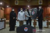 Wakil Ketua Komisi X DPR RI Abdul Fikri Faqih (kedua kanan) bersama Menteri Pemuda dan Olahraga, Zainudin Amali (kedua kiri) menyerahkan peralatan olahraga kepada Gubernur Aceh Nova Iriansyah (kanan) saat kunjungan kerja dalam rangka reses masa persidangan III  2021-2022 di Banda Aeh, Aceh, Rabu (23/2/2022). Kunjungan kerja Menpora Zainudin Amali bersama sejumlah anggota Komisi X DPR RI di Aceh itu, menerima masukan dari pemerintah Aceh terkait persiapan PON XXI Sumut-Aceh, perkembangan pendidikan, budaya, riset dan teknologi, pariwisata serta bidang perpustakaan. ANTARA FOTO/Ampelsa