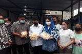 Wali Kota Kediri Abdullah Abu Bakar mendampingi Wakil Gubernur Jawa Timur Emil Elestianto Dardak beserta istri saat mengunjungi kampung tahu di Kelurahan Tinalan, Kecamatan Pesantren, Kota Kediri, Jatim, Rabu (23/2/2022). Kunjungan Wagub ke UMKM tahu takwa di Kelurahan Tinalan untuk berdialog langsung dengan para perajin terkait dengan kondisi usaha di tengah kian mahalnya harga kedelai yang tembus di angka Rp11 ribu per kilogram. Antara Jatim/ Asmaul