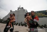 Prajurit Raider TNI mencium anak putrinya jelang pemberangkatan di Pelabuhan Umum Krung Geukuh, Aceh Utara, Aceh, Rabu (23/2/2022). Sebanyak 400 pasukan elite TNI Yonif Raider Khusus 113/Jaya Sakti Aceh diberangkatkan ke Papua untuk menjaga keamanan dan kedaulatan NKRI. ANTARA FOTO/Rahmad