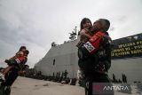 Prajurit Raider TNI mencium anak putrinya jelang pemberangkatan di Pelabuhan Umum Krung Geukuh, Aceh Utara, Aceh, Rabu (23/2/2022). Sebanyak 400 pasukan elite TNI Yonif Raider Khusus 113/Jaya Sakti Aceh diberangkatkan ke Papua untuk menjaga keamanan dan kedaulatan NKRI. ANTARA FOTO/Rahmad