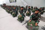 Prajurit Raider TNI mencium anak putrinya jelang pemberangkatan di Pelabuhan Umum Krung Geukuh, Aceh Utara, Aceh, Rabu (23/2/2022). Sebanyak 400 pasukan elite TNI Yonif Raider Khusus 113/Jaya Sakti Aceh diberangkatkan ke Papua untuk menjaga keamanan dan kedaulatan NKRI. ANTARA FOTO/Rahmad