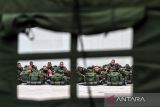 Prajurit Raider TNI mencium anak putrinya jelang pemberangkatan di Pelabuhan Umum Krung Geukuh, Aceh Utara, Aceh, Rabu (23/2/2022). Sebanyak 400 pasukan elite TNI Yonif Raider Khusus 113/Jaya Sakti Aceh diberangkatkan ke Papua untuk menjaga keamanan dan kedaulatan NKRI. ANTARA FOTO/Rahmad