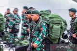 Prajurit Raider TNI mencium anak putrinya jelang pemberangkatan di Pelabuhan Umum Krung Geukuh, Aceh Utara, Aceh, Rabu (23/2/2022). Sebanyak 400 pasukan elite TNI Yonif Raider Khusus 113/Jaya Sakti Aceh diberangkatkan ke Papua untuk menjaga keamanan dan kedaulatan NKRI. ANTARA FOTO/Rahmad