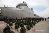 Prajurit Raider TNI mencium anak putrinya jelang pemberangkatan di Pelabuhan Umum Krung Geukuh, Aceh Utara, Aceh, Rabu (23/2/2022). Sebanyak 400 pasukan elite TNI Yonif Raider Khusus 113/Jaya Sakti Aceh diberangkatkan ke Papua untuk menjaga keamanan dan kedaulatan NKRI. ANTARA FOTO/Rahmad