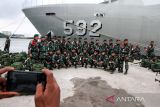 Prajurit Raider TNI mencium anak putrinya jelang pemberangkatan di Pelabuhan Umum Krung Geukuh, Aceh Utara, Aceh, Rabu (23/2/2022). Sebanyak 400 pasukan elite TNI Yonif Raider Khusus 113/Jaya Sakti Aceh diberangkatkan ke Papua untuk menjaga keamanan dan kedaulatan NKRI. ANTARA FOTO/Rahmad