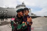 Prajurit Raider TNI mencium anak putrinya jelang pemberangkatan di Pelabuhan Umum Krung Geukuh, Aceh Utara, Aceh, Rabu (23/2/2022). Sebanyak 400 pasukan elite TNI Yonif Raider Khusus 113/Jaya Sakti Aceh diberangkatkan ke Papua untuk menjaga keamanan dan kedaulatan NKRI. ANTARA FOTO/Rahmad