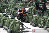 Prajurit Raider TNI mencium anak putrinya jelang pemberangkatan di Pelabuhan Umum Krung Geukuh, Aceh Utara, Aceh, Rabu (23/2/2022). Sebanyak 400 pasukan elite TNI Yonif Raider Khusus 113/Jaya Sakti Aceh diberangkatkan ke Papua untuk menjaga keamanan dan kedaulatan NKRI. ANTARA FOTO/Rahmad