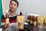 Seorang guru di Kediri, Apen, bikin sirop jahe lemon penambah imun