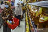 Warga mengantre membeli minyak goreng saat operasi pasar di Asia Plaza, Kota Tasikmalaya, Jawa Barat, Jumat (25/2/2022). Kementerian Perdagangan bekerjasama dengan Wilmar Group menggelar operasi pasar minyak goreng kemasan premium sebanyak 6.000 liter dengan ketentuan pembelian maksimal satu kemasan berisi dua liter seharga Rp28 ribu bagi tiap pembeli. ANTARA FOTO/Adeng Bustomi/agr