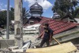 Warga melihat kondisi Masjid Raya Kajai yang rusak akibat gempa bumi di Kecamatan Talamau, Kabupaten Pasaman Barat, Sumatera Barat, Jumat (25/2/2022). Gempa bumi berkekuatan 6,2 SR mengguncang Kabupaten Pasaman Barat, Sumatera Barat menyebabkan sejumlah bangunan di daerah tersebut rusak. ANTARA FOTO/Altas Maulana/nym.