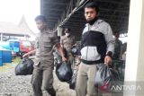 Pemkab Pasaman Barat membagikan makanan ke pengungsi