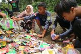 Pelajar SMPN 1 Wonosalam yang tergabung dalam Polisi Air bersama aktivis Ecological Observation and Wetlands Conservation (Ecoton) melakukan sensus sampah plastik dan sachet di sungai Gogor Wonosalam, Kabupaten Jombang, Jawa Timur, Minggu (27/2/2022). Kegiatan tersebut merupakan rangkaian ekspedisi sungai nusantara di 68 sungai yang ada di Indonesia untuk melakukan kegiatan deteksi kesehatan air melalui sensus serangga air, sampah plastik dan uji kualitas fisika kimia. Antara Jatim/Syaiful Arif/Ds