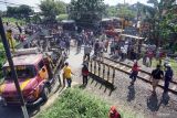 Suasana evakuasi bangkai bus pariwisata PO Harapan Jaya yang tertabrak KA Rapih Doho di perlintasan kereta api tanpa palang pintu di Desa Ketanon, Tulungagung, Jawa Timur, Minggu (27/2/2022). Kecelakaan yang terjadi sekitar pukul 05.00 WIB itu menyebabkan lima dari  43 penumpang termasuk awak bus, meninggal dunia dan 14 lainnya luka-luka dan harus dilarikan ke RSUD dr. Iskak Tulungagung untuk mendapat pertolongan kedaruratan medis. Antara Jatim/Destyan Sujarwoko/Ds