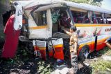 Suasana evakuasi bangkai bus pariwisata PO Harapan Jaya yang tertabrak KA Rapih Doho di perlintasan kereta api tanpa palang pintu di Desa Ketanon, Tulungagung, Jawa Timur, Minggu (27/2/2022). Kecelakaan yang terjadi sekitar pukul 05.00 WIB itu menyebabkan lima dari  43 penumpang termasuk awak bus, meninggal dunia dan 14 lainnya luka-luka dan harus dilarikan ke RSUD dr. Iskak Tulungagung untuk mendapat pertolongan kedaruratan medis. Antara Jatim/Destyan Sujarwoko/Ds