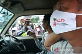 Anggota Satlantas Polres Karawang membagikan masker saat Operasi Keselamatan Lodaya 2022 di Karawang, Jawa Barat, Selasa (1/3/2022). Operasi Lodaya tersebut ditujukan untuk menurunkan Lakalantas, pelanggaran lalu lintas serta penerapan protokol kesehatan agar masyarakat tertib dalam berlalu lintas di masa pandemi COVID-19. ANTARA FOTO/M Ibnu Chazar/agr