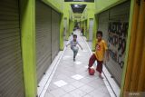 Sejumlah anak bermain bola di Pasar Barang Antik, Surabaya, Jawa Timur, Selasa (1/3/2022). Sejumlah pedagang barang antik di pasar itu memilih menutup kiosnya dan lebih memilih memasarkan dagangannya mellui media sosial. Antara Jatim/Patrik Cahyo Lumintu/Ds