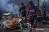 Pekerja memproduksi makanan serundeng berbahan kelapa di Desa Saguling, Kabupaten Ciamis, Jawa Barat, Selasa (1/3/2022). Kementerian Keuangan memberikan pembebasan tarif Pajak Penghasilan (PPh) final yang berpenghasilan sebesar Rp500 juta per tahun bagi UMKM. ANTARA FOTO/Adeng Bustomi/agr