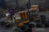 Pekerja memproduksi makanan surundeng berbahan kelapa di Desa Saguling, Kabupaten Ciamis, Jawa Barat, Selasa (1/3/2022). Kementerian Keuangan memberikan pembebasan tarif Pajak Penghasilan (PPh) final yang berpenghasilan sebesar Rp500 juta per tahun bagi UMKM. ANTARA FOTO/Adeng Bustomi/agr