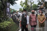 Gubernur Jawa Barat Ridwan Kamil (kiri) menunjuk foto Prof Mochtar Kusumaatmadja saat peresmian Jalan Layang Prof Mochtar Kusumaatmadja di Bandung, Jawa Barat, Selasa (1/3/2022). Pemerintah Provinsi Jawa Barat mengganti nama Jalan Layang Pasupati menjadi Jalan Prof Mochtar Kusumaatmadja sebagai bentuk apresiasi masyarakat Jawa Barat atas kiprah yang sudah ditorehkan almarhum yang dikenal pernah menjadi Menteri Kehakiman dan Menteri Luar Negeri. ANTARA FOTO/Raisan Al Farisi/agr