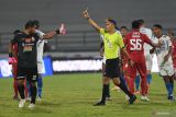 Pelatih Persib menertawakan kartu kuning untuknya saat lawan Persija