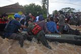 Sejumlah personel Badan Penanggulan Bencana Daerah (BPBD) Kota Serang mengevakuasi warga yang terjebak banjir di kawasan wisata Kraton Surosowan, Kasemen, Kota Serang, Banten, Selasa (1/3/2022). Banjir di 22 titik yang terdapat di 4 kecamatan tersebut terjadi setelah hujan lebat sejak Senin (28/2) dan dilaporkan sebanyak dua orang meninggal dunia, ratusan warga mengungsi serta puluhan rumah rusak. ANTARA FOTO/Asep Fathulrahman/rwa.