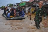 Personel TNI menarik perahu karet saat mengevakuasi warga korban banjir di Kasemen, Kota Serang, Banten, Selasa (1/3/2022). Banjir di 22 titik yang terdapat di 4 kecamatan tersebut terjadi setelah hujan lebat sejak Senin (28/2) dan dilaporkan sebanyak dua orang meninggal dunia, ratusan warga mengungsi serta puluhan rumah rusak. ANTARA FOTO/Asep Fathulrahman/rwa.