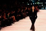 Gaun malam Yves Saint Laurent  di Paris Fashion Week