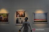 Seniman Pantomim Wanggi Hoed dan Seniman Tari Gatot Gunawan pentas saat pembukaan pameran foto 