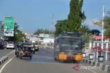 Anggota Polri menggunakan kendaraan taktis water cannon menyemprotkan cairan disinfektan menjelang shalat Jumat di area Masjid Raya Baiturrahman, Banda Aceh, Aceh, Jumat (4/3/2022). Penyemprotan dilakukan untuk mencegah penyebaran varian baru COVID-19 yakni B.1.1.529 atau Omicron. ANTARA FOTO/Ampelsa