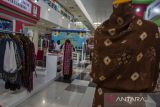 Pengunjung melihat produk batik yang dipamerkan pada Bandung Tourism, Craft, Trade and Investment di Ciwalk Plaza, Bandung, Jawa Barat, Jumat (4/3/2022). Pameran tersebut sebagai salah satu solusi bagi pelaku industri kreatif dan umkm dalam memasarkan dan memulihkan perekonomian selama pandemi COVID-19 dengan menampilkan produk unggulan umkm dari sejumlah daerah di Indonesia seperti Sulawesi Tengah, Cilacap, Semarang dan Banyuasin. ANTARA FOTO/Novrian Arbi/agr