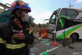 Petugas mengevakuasi bus pariwisata dan truk yang terlibat kecelakaan di Tol Dupak - Tanjung Perak Surabaya, Jawa Timur, Sabtu (5/3/2022). Kecelakaan antara bus pariwisata bernopol D 7610 AT yang memuat rombongan peziarah dengan truk 'Colt Diesel' nomor polisi W 9948 Z itu diduga disebabkan salah satu penumpang bus merebut kendali kemudi dari sopir bus dan menabrak truk 'Colt Diesel' dari arah berlawanan. Dalam kecelakaan itu sopir truk dan kernetnya meninggal di lokasi kecelakaan. ANTARA FOTO/Didik SuhartonoANTARA FOTO/Didik Suhartono (ANTARA FOTO/Didik Suhartono)