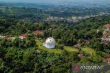 Foto udara observatorium Bosscha di Lembang, Kabupaten Bandung Barat, Jawa Barat, Sabtu (5/3/2022). Plt Bupati Kabupaten Bandung Barat Hengki Kurniawan, menetapkan Observatorium Bosscha yang didirikan pada tahun 1923 dan merupakan tempat peneropongan bintang tertua di Indonesia tersebut sebagai bangunan cagar budaya. ANTARA FOTO/Raisan Al Farisi/agr
