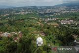 Foto udara observatorium Bosscha di Lembang, Kabupaten Bandung Barat, Jawa Barat, Sabtu (5/3/2022). Plt Bupati Kabupaten Bandung Barat Hengki Kurniawan, menetapkan Observatorium Bosscha yang didirikan pada tahun 1923 dan merupakan tempat peneropongan bintang tertua di Indonesia tersebut sebagai bangunan cagar budaya. ANTARA FOTO/Raisan Al Farisi/agr
