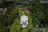 Foto udara observatorium Bosscha di Lembang, Kabupaten Bandung Barat, Jawa Barat, Sabtu (5/3/2022). Plt Bupati Kabupaten Bandung Barat Hengki Kurniawan, menetapkan Observatorium Bosscha yang didirikan pada tahun 1923 dan merupakan tempat peneropongan bintang tertua di Indonesia tersebut sebagai bangunan cagar budaya. ANTARA FOTO/Raisan Al Farisi/agr