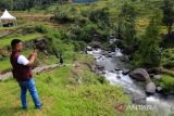 Pengunjung menikmati suasana wisata alam Ciboer Pass di desa Bantaragung, Sindangwangi, Majalengka, Jawa Barat, Minggu (6/3/2022). Kawasan wisata alam Ciboer Pass yang berada di kaki Gunung Ciremai tersebut menjadi destinasi wisata yang banyak dikunjungi wisatawan untuk melepas penat. ANTARA FOTO/Dedhez Anggara/agr