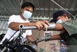 Mekanik memeriksa kemudi motor modifikasi khusus bagi penyandang disabilitas di Bengkel HK Motorworks, Cikampek, Karawang, Jawa Barat, Senin (7/3/2022). Bengkel tersebut menerima jasa repair, restorasi, dan rebuild berbagai jenis sepeda motor dan menawarkan modifikasi khusus bagi penyandang disabilitas dengan menyesuaikan kondisi pengendara. ANTARA FOTO/M Ibnu Chazar/agr