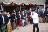  Ketua Umum DPP PKB Muhaimin Iskandar (tengah) memberi kode salam hormat kepada para pengasuh dan guru ngaji yang hadir saat ia saat berkunjung ke Ponpes  Al-Hikmah Melaten, Kauman, Tulungagung, Jawa Timur, Senin (7/3/2022). Dalam beberapa pekan terakhir Muhaimin atau akrab disapa Cak Imin aktif melakukan safari kunjungan ke pondok-pondok pesantren serta tokoh-tokoh NU di Jatim, Jateng dan Jabar   guna mendapat restu serta dukungan atas pencalonannya di Pilpres 2024. Antara Jatim/Destyan Sujarwoko/zk