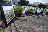 Pengunjung melihat sejumlah karya yang dipajang pada Askara Amerta pameran foto bersejarah Ereveld Pandu di Ereveld Pandu, Bandung, Jawa Barat, Senin (7/3/2022). Oorlogsgravenstichting Indonesia bekerjasama dengan Komite Peringatan Bersama Belanda-Indonesia menampilkan 15 foto bersejarah sebagai makna penghormatan terhadap korban perang serta peringatan 74 tahun berdirinya Ereveld Pandu. ANTARA FOTO/Novrian Arbi/agr