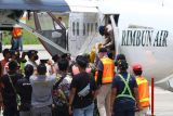 Petugas kepolisian dan TNI membawa kantong berisi jenazah teknisi tower telekomunikasi PT Palapa Timur Telematika (PTT) setibanya di Bandara Mozes Kilangin Timika, Papua, Senin (7/3/2022). Tim Operasi Damai Cartenz 2022 berhasil mengevakuasi delapan korban penembakan yang dilakukan oleh Kelompok Kriminal Bersenjata (KKB) di Kampung Jenggeran, Distrik Beoga Barat, Kabupaten Puncak, Papua pada Rabu (2/3/2022). ANTARA FOTO/Sevianto Pakiding/wpa/rwa.