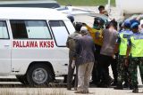 Petugas kepolisian dan TNI membawa kantong berisi jenazah teknisi tower telekomunikasi PT Palapa Timur Telematika (PTT) setibanya di Bandara Mozes Kilangin Timika, Papua, Senin (7/3/2022). Tim Operasi Damai Cartenz 2022 berhasil mengevakuasi delapan korban penembakan yang dilakukan oleh Kelompok Kriminal Bersenjata (KKB) di Kampung Jenggeran, Distrik Beoga Barat, Kabupaten Puncak, Papua pada Rabu (2/3/2022). ANTARA FOTO/Sevianto Pakiding/wpa/rwa.