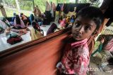 Sejumlah pengungsi etnis Rohingya beristirahat di balai Desa Alue Buya Pasie, Jangka, Kabupaten Bireuen, Aceh, Senin (7/3/2022). Sebanyak 114 orang etnis Rohingya yang terdiri dari 58 laki-laki, 21 perempuan dan 35 anak-anak yang terdampar di perairan Jangka Bireuen pada Minggu (6/7/2022) itu masih menunggu rapat koordinasi antara UHNCR, IOM dengan pemerintah daerah terkait relokasi etnis Rohingya ke tempat penampungan sementara di Aceh. ANTARA FOTO/Rahmad