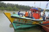 Personil Ditpolairud Polda Aceh melakukan pemeriksaan kapal ikan nelayan asing berbendera India dengan nama Blessing dan nomor register IND-AN-SAMM-2110 saat diamankan di dermaga pelabuhan Lampulo, Banda Aceh, Aceh, Selasa (8/3/2022). Ditpolairud Polda Aceh bersama petugas pangkalan Pengawasan Sumberdaya Kelautan dan Perikanan (PSDKP) di daerah itu menangkap kapal ikan berbendera India beserta delapan ABK , diduga melakukan pencurian ikan di perairan Pantai Barat Provinsi Aceh. ANTARA FOTO/Ampelsa/nym.