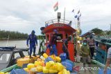 Personel Ditpolairud Polda Aceh melakukan pemeriksaan kapal ikan nelayan asing berbendera India dengan nama, Blessing dan nomor register IND-AN-SAMM-2110 saat diamankan di dermaga pelabuhan Lampulo, Banda Aceh, Aceh, Selasa (8/3/2022). Ditpolairud Polda Aceh menangkap kapal ikan berbendera India beserta delapan ABK, diduga melakukan pencurian ikan di perairan pantai barat provinsi Aceh. ANTARA FOTO/Ampelsa