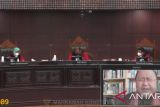 Pendiri MURI Jaya Suprana diingatkan berdiri saat hakim masuk ruang sidang