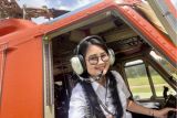 Kisah perempuan tangguh pilot helikopter pembom air