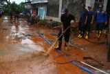 Petugas Pemadam Kebakaran membantu membersihkan sisa banjir lumpur di desa Srigading, Lawang, Malang, Jawa Timur, Rabu (9/3/2022). Hujan deras yang mengguyur kawasan tersebut menyebabkan bencana hidrometeorologi yakni longsor di badan jalan tol Malang-Pandaan serta banjir lumpur yang mengakibatkan satu orang tewas. Antara Jatim/Ari Bowo Sucipto/zk