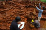 Arkeolog dari Balai Pelestarian Cagar Budaya (BPCB) Trowulan melakukan pemetaan saat eskavasi tahap ketiga di Candi Srigading, Malang, Jawa Timur, Rabu (9/3/2022). Eskavasi tahap ketiga di situs peninggalan abad 10 Masehi atau era kerajaan Mataram Kuno tersebut dilakukan selama enam hari dan difokuskan pada penggalian bagian sumuran atau bagian tengah candi, pembersihan sisi utara candi untuk menampakkan halaman asli situs serta melakukan dokumentasi termasuk pemetaan. Antara Jatim/Ari Bowo Sucipto/zk